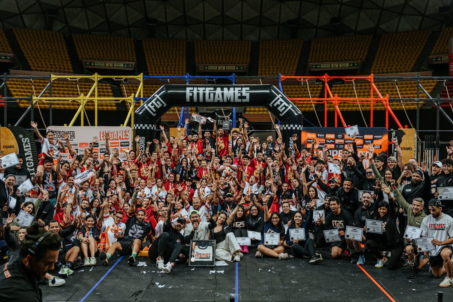 Atletas, jueces y staff celebrando en la gran final de FITGAMES 2025 en Caracas